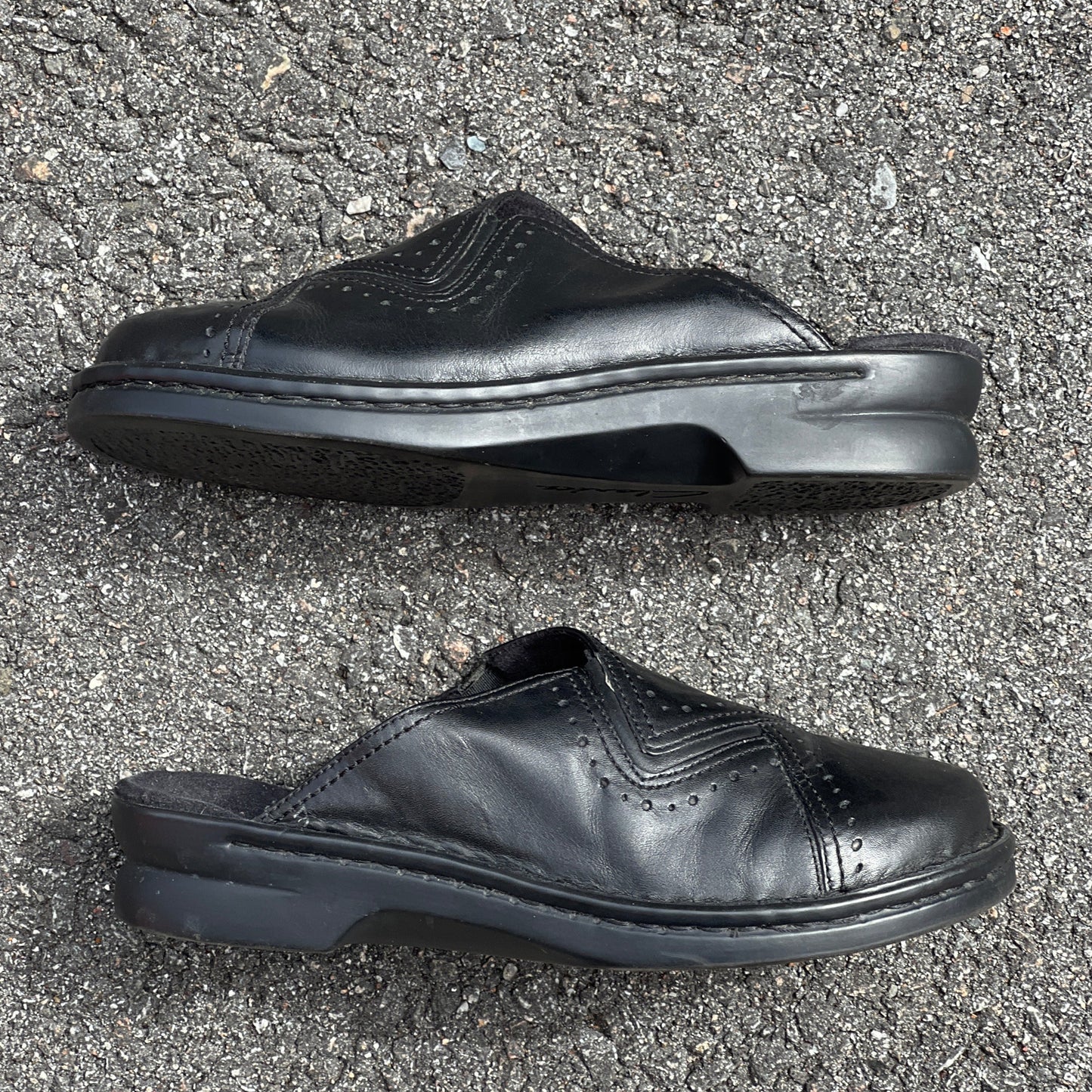 Woman’s Clarks Open-back Clog. 7W Black Leather