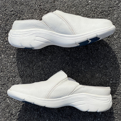 Women’s Nurse Mates •Feather• Open-back Clog  5.5M White Leather