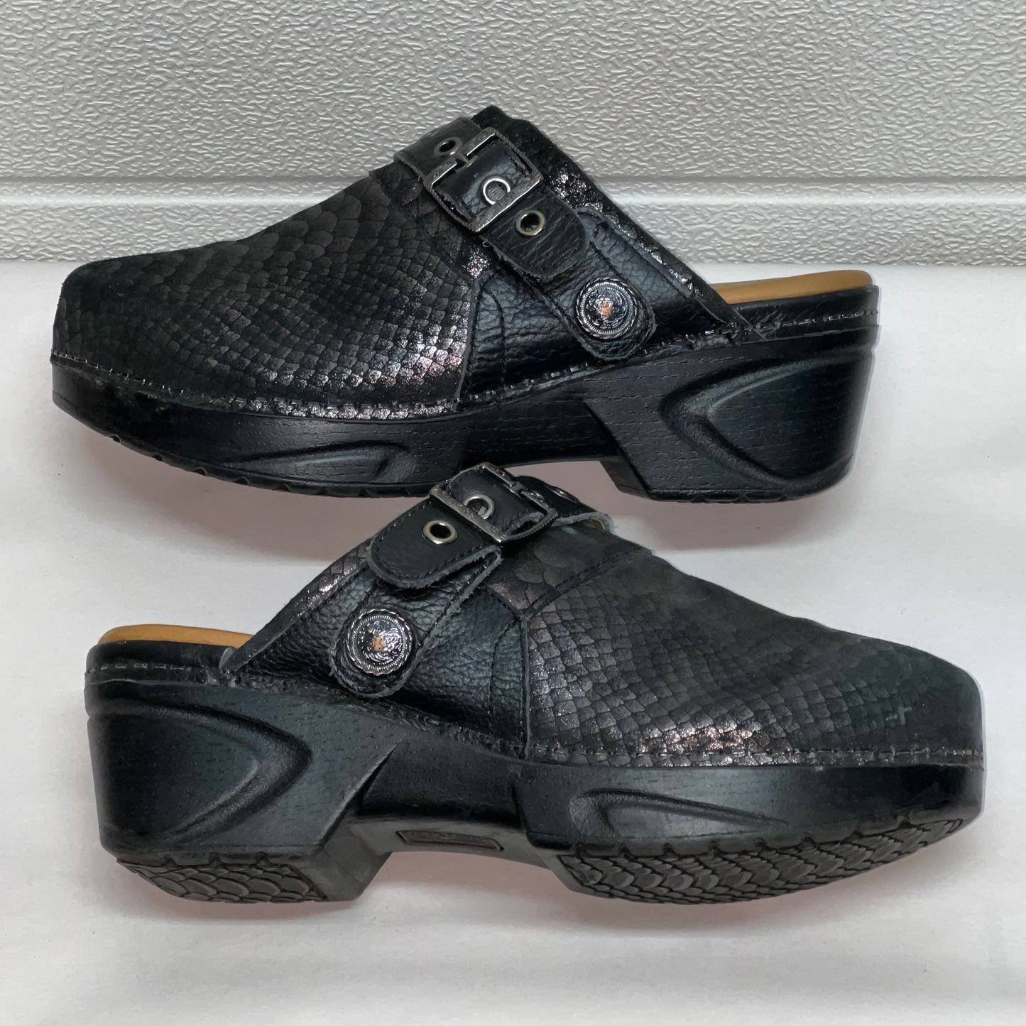 Women’s Nurse Mates Casey Pillow-top Open-back Clog 9M Black Printed Silver Scaled Leather