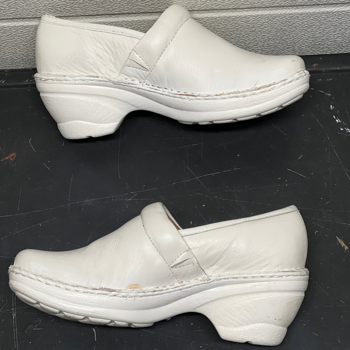 Women’s Nurse Mates Halle  Pillow Top Clog  8.5M White Leather