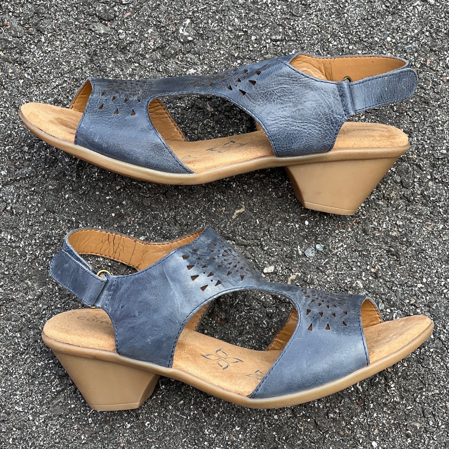 Women’s Comfortiva Felda Sandal 9.5W Blue leather