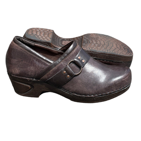 Woman’s Leather Clog by Sofft 11M Brown leather