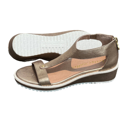 Women’s Bettye MULLER New York - T-Strap Platform Wedge Sandal 6M Metallic Gold Leather