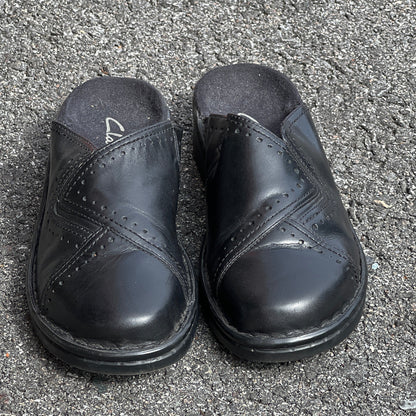 Woman’s  Clarks  Open-back Clog. 7W Black Leather