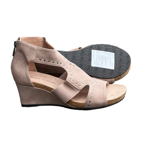 Women’s Adrienne Vittadini  •Tark• Gladiator Sandal 6M. Light Taupe PU.
