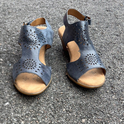 Women’s Comfortiva Felda Sandal 8M blue leather