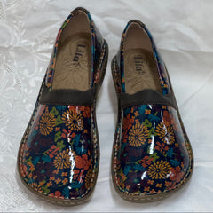 Women’s Lila Non-slip Clog by SureGrip 8M Blue/Maroon Floral Patent