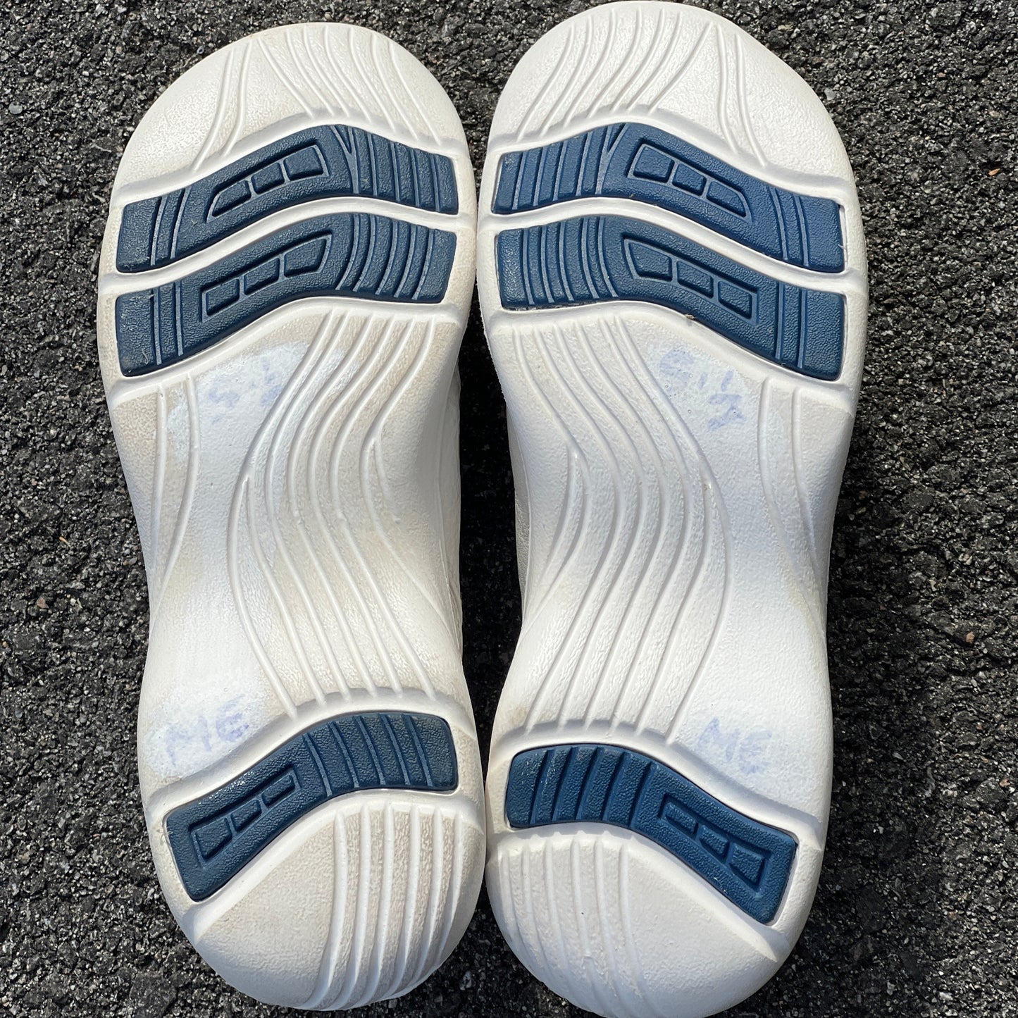 Women’s Nurse Mates •Feather• Open-back Clog  5.5M White Leather