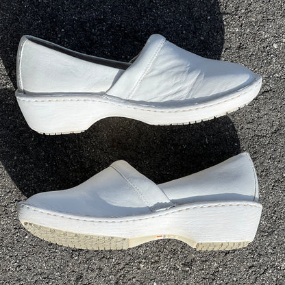 Women’s Lila Non-slip Clog by SureGrip 7.5M White Leather