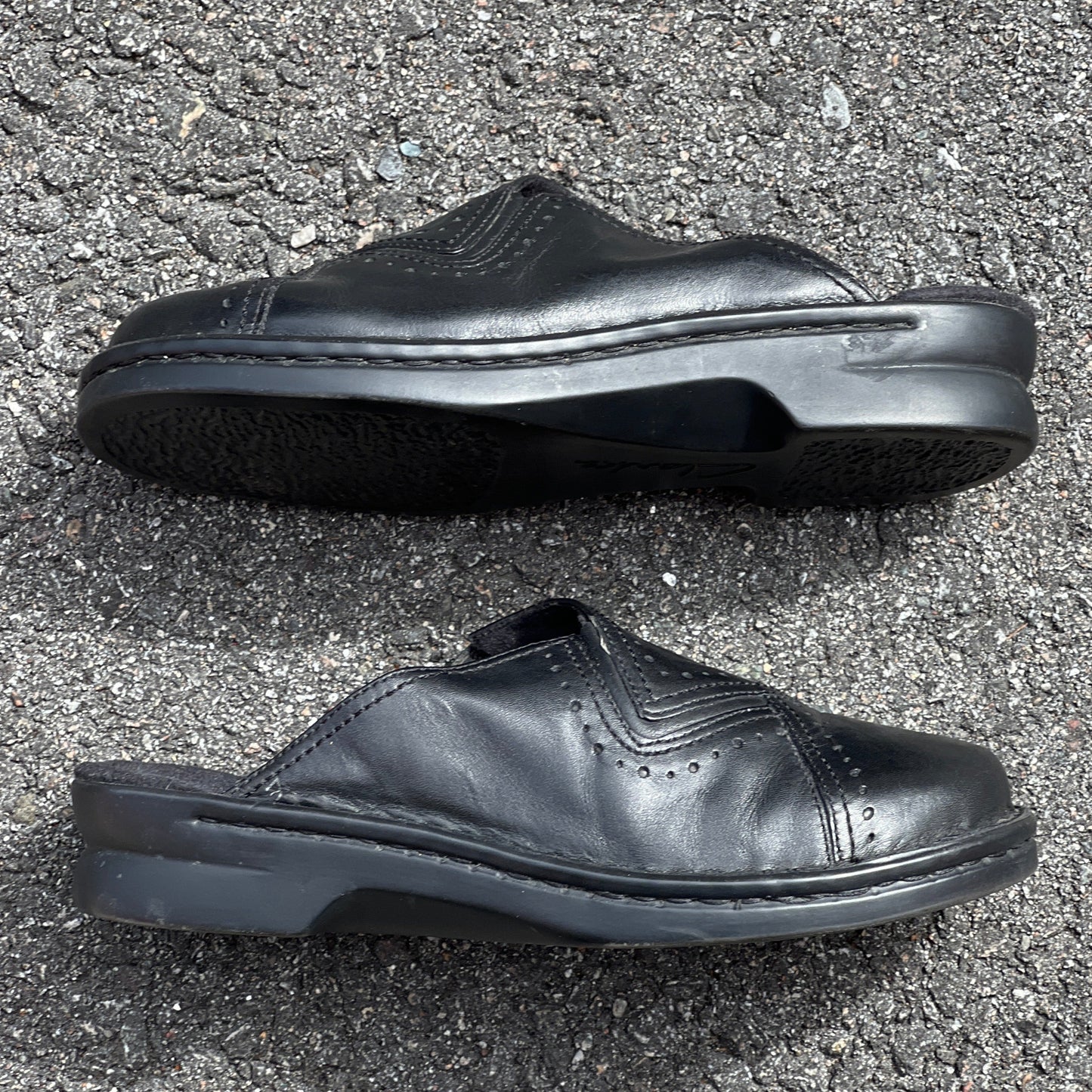 Woman’s  Clarks  Open-back Clog. 7W Black Leather