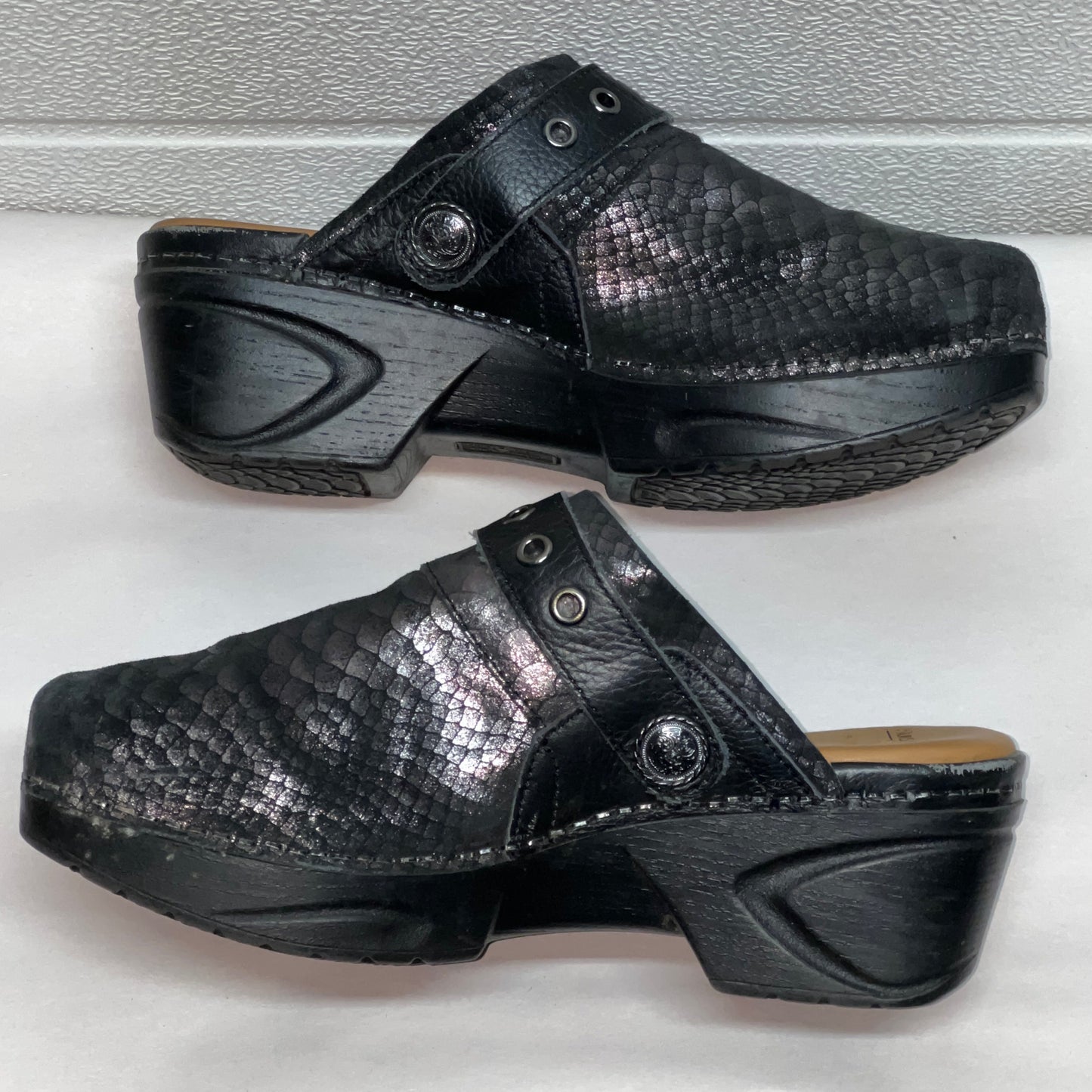 Women’s Nurse Mates Casey Pillow-top Open-back Clog 9M Black Printed Silver Scaled Leather