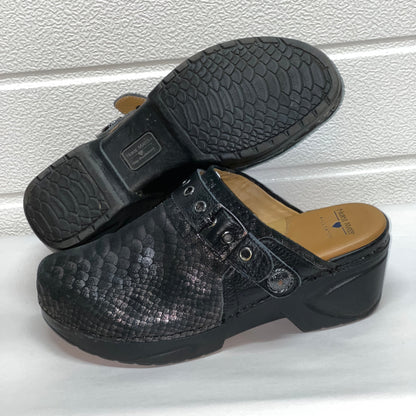 Women’s Nurse Mates Casey Pillow-top Open-back Clog 9M Black Printed Silver Scaled Leather